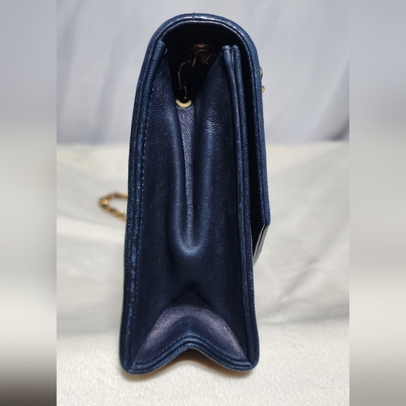 Chanel envelope single flap. 24k gold plated hardware. Minor tarnishing. - Picture 4 of 16